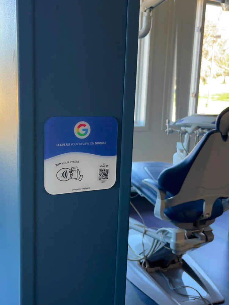Plaque avis Google Digifeel installée dans un cabinet dentaire